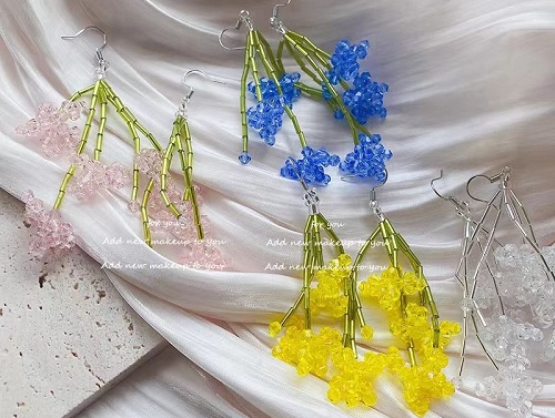 12月16日，可在家做的兼職手工活，在家做串珠手工掙錢，開飾品加工廠，與手工之家合作，一年都能掙錢，圖為串珠米珠繡手工產(chǎn)品剪影