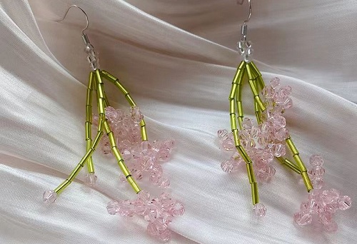 12月16日，可在家做的兼職手工活，在家做串珠手工掙錢，開飾品加工廠，與手工之家合作，一年都能掙錢，圖為串珠米珠繡手工產(chǎn)品剪影