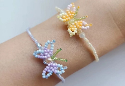 12月18日，手工活外發(fā)加工可靠嗎？純手工串珠靈活就業(yè)，開(kāi)飾品加工廠，在手工之家，每個(gè)合作人員都是貢獻(xiàn)者和分享者，圖為串珠米珠繡手工產(chǎn)品剪影