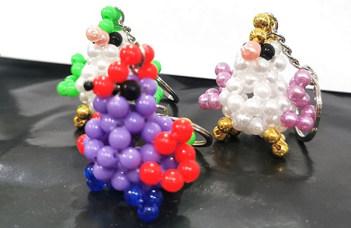 12月20日，哪里可以做手工活兼職，靈活就業(yè)好選擇，開飾品加工廠，在手工之家，重視銷售讓手工事業(yè)更穩(wěn)定，圖為串珠米珠繡手工產(chǎn)品剪影