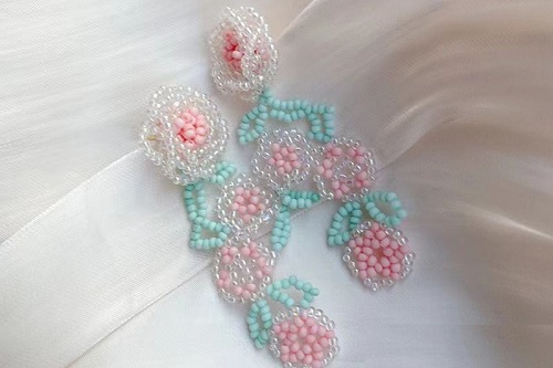 12月21日，在家里就能賺錢的工作，帶回家做的手工，開飾品加工廠，手工之家與大家一起掙錢、收獲成長，圖為串珠米珠繡手工產(chǎn)品剪影