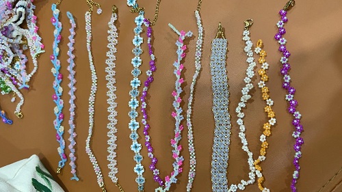 12月22日，家里干的手工活兼職，純手工加工項(xiàng)目，開(kāi)飾品加工廠，與手工之家合作，不外出打工，居家就業(yè)創(chuàng)業(yè)也有好收入，圖為飾品類(lèi)串珠純手工產(chǎn)品剪影