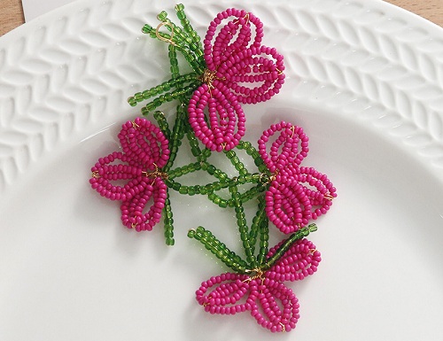 12月25日，在家做的手工活正規(guī)平臺 拿回家做的手工項目，開飾品加工廠，手工之家的純手工你我都能做，圖為飾品類串珠純手工產品剪影