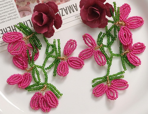 12月25日，在家做的手工活正規(guī)平臺 拿回家做的手工項目，開飾品加工廠，手工之家的純手工你我都能做，圖為飾品類串珠純手工產品剪影