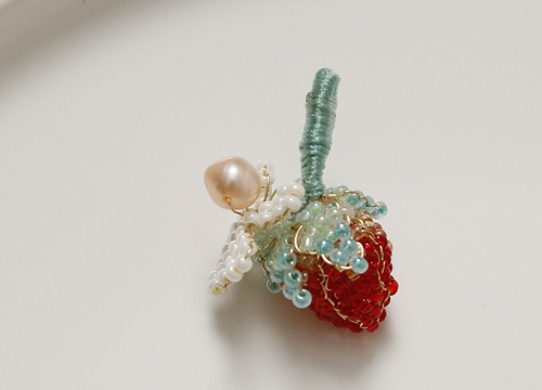 12月26日，手工活外發(fā)加工可靠嗎？靈活就業(yè)好手工，開飾品加工廠，手工之家，誠信和服務(wù)讓大家有了長期合作，圖為飾品類串珠純手工產(chǎn)品剪影