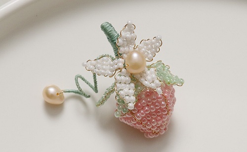 12月26日，手工活外發(fā)加工可靠嗎？靈活就業(yè)好手工，開飾品加工廠，手工之家，誠信和服務(wù)讓大家有了長期合作，圖為飾品類串珠純手工產(chǎn)品剪影