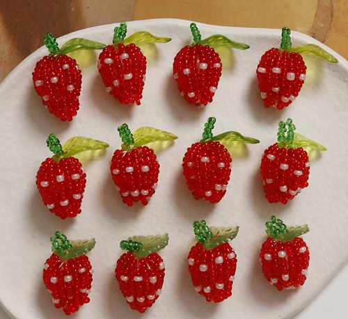 12月29日，外發(fā)加工接單平臺，靈活就業(yè)手工飾品廠項目，開飾品加工廠，手工之家是大家信得過的企業(yè)和品牌，圖為飾品類串珠純手工產(chǎn)品剪影