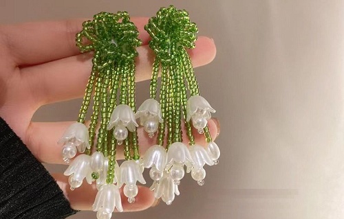 12月31日，在家能做的手工活兼職，帶回家做的手工項(xiàng)目，老手工平臺，開飾品加工廠，你我他都是手工之家大家庭的一份子，圖為飾品類串珠純手工產(chǎn)品剪影