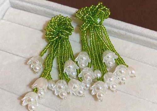 12月31日，在家能做的手工活兼職，帶回家做的手工項(xiàng)目，老手工平臺，開飾品加工廠，你我他都是手工之家大家庭的一份子，圖為飾品類串珠純手工產(chǎn)品剪影