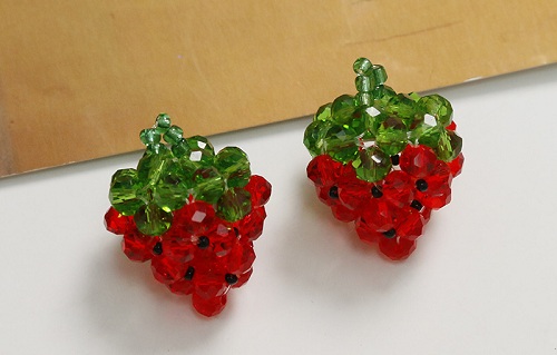 1月1日，新年新開始，手工活外發(fā)一手貨源，在家做手工掙錢，靈活就業(yè)創(chuàng)業(yè)開飾品加工廠，在手工之家，加工和銷售都能掙錢，圖為飾品類串珠純手工產(chǎn)品剪影