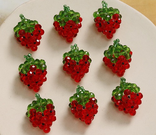 1月1日，新年新開始，手工活外發(fā)一手貨源，在家做手工掙錢，靈活就業(yè)創(chuàng)業(yè)開飾品加工廠，在手工之家，加工和銷售都能掙錢，圖為飾品類串珠純手工產(chǎn)品剪影