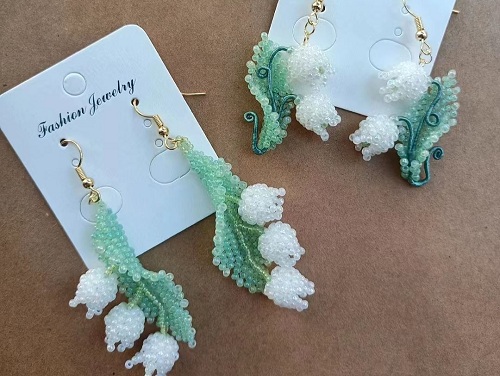 1月2日，在家里就能賺錢的工作，正規(guī)手工項目，靈活就業(yè)好選擇，開飾品加工廠，在手工之家，手工事業(yè)各方面協(xié)同發(fā)展讓大家收入更好，圖為飾品類串珠純手工產(chǎn)品剪影