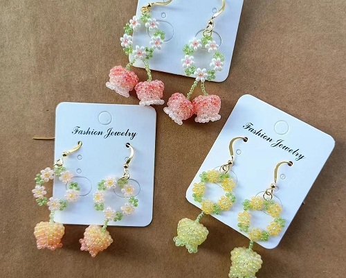 1月3日，手工活拿回家做在哪里找？居家專兼職的好副業(yè)，開(kāi)飾品加工廠，手工之家努力讓大家有更好的收入，圖為飾品類串珠純手工產(chǎn)品剪影