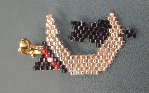 1月4日，手工活接單正規(guī)平臺，拿回家做的手工項(xiàng)目，開飾品加工廠，在手工之家，大家的收入合作越久越好，圖為飾品類串珠純手工產(chǎn)品剪影