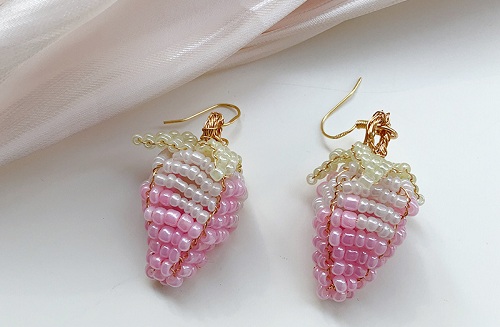 1月5日，可在家做的兼職手工活，想接正規(guī)廠家手工項(xiàng)目,開飾品加工廠，在手工之家，想要多掙錢該怎樣做，圖為飾品類串珠純手工產(chǎn)品剪影