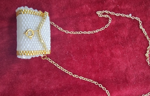 1月6日，手工活從哪里找廠家，可靠的串珠手工項目，靈活就業(yè)好手工，與手工之家合作，大家是一個整體，圖為飾品類串珠純手工產(chǎn)品剪影