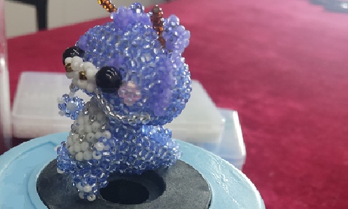 1月7日，外發(fā)手工活正規(guī)平臺，居家手工串珠靈活就業(yè)，開飾品加工廠，在手工之家，純手工項目有特點，好合作，圖為飾品類串珠純手工產(chǎn)品剪影