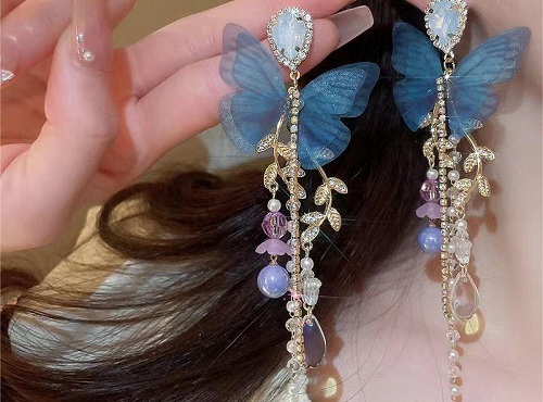 1月8日，在家能做的兼職正規(guī)手工，在家靈活就業(yè)串珠手工項(xiàng)目，開飾品加工廠，手工之家的發(fā)展是大家努力的結(jié)果，圖為飾品類串珠純手工產(chǎn)品剪影