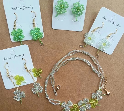 1月9日，兼職手工活外發(fā)加工在家可做，純手工項(xiàng)目在家專兼職都能干，開(kāi)飾品加工廠，手工之家專心發(fā)展手工事業(yè)，圖為飾品類串珠純手工產(chǎn)品剪影