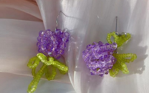 1月11日，在家做兼職的正規(guī)平臺(tái)，在家做手工靈活就業(yè)，開飾品加工廠，在手工之家，平臺(tái)優(yōu)勢讓人放心，圖為飾品類串珠純手工產(chǎn)品剪影