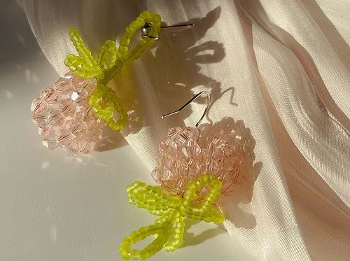 1月11日，在家做兼職的正規(guī)平臺(tái)，在家做手工靈活就業(yè)，開飾品加工廠，在手工之家，平臺(tái)優(yōu)勢讓人放心，圖為飾品類串珠純手工產(chǎn)品剪影