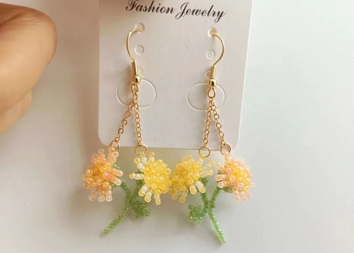 1月14日，哪里可以做手工活兼職，手工項(xiàng)目拿回家做，開飾品加工廠，手工之家真心讓大家合作掙錢增收，圖為飾品類串珠純手工產(chǎn)品剪影