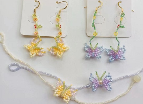 1月14日，哪里可以做手工活兼職，手工項(xiàng)目拿回家做，開飾品加工廠，手工之家真心讓大家合作掙錢增收，圖為飾品類串珠純手工產(chǎn)品剪影