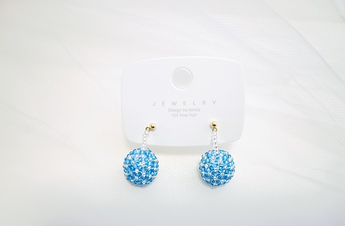 1月16日，農村手工活加工項目去哪里找，拿回家做的手工項目，可以開飾品加工廠，手工之家的手工項目很適合在村里掙錢，圖為飾品類串珠純手工產品剪影