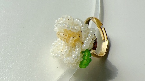 1月18日，外發(fā)手工領(lǐng)回家做，開飾品加工廠，在家做手工掙錢，手工之家的手工事業(yè)是綜合發(fā)展的，圖為飾品類串珠純手工產(chǎn)品剪影