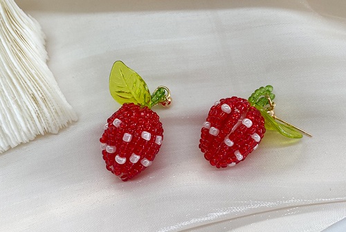 1月19日，手工活外發(fā)一手貨源，開飾品加工廠，居家副業(yè)掙錢，大家收入好，因?yàn)榕c手工之家有良好的合作，圖為飾品類串珠純手工產(chǎn)品剪影