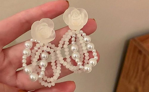 1月21日，手工活拿回家做在哪里找，靈活就業(yè)創(chuàng)業(yè)，開飾品加工廠，手工之家的純手工產品讓人很喜歡，圖為串珠米珠繡手工產品剪影