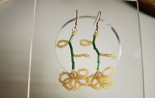 1月22日，在家里就能賺錢的工作，開飾品加工廠，居家手工靈活就業(yè)創(chuàng)業(yè)，誠(chéng)信是大家選擇手工之家的重要原因，圖為串珠米珠繡手工產(chǎn)品剪影