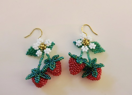 1月23日，手工活從哪里找廠家，想接正規(guī)廠家的手工項目，開飾品加工廠，手工之家的串珠純手工，大家都能做，圖為飾品類串珠純手工產(chǎn)品剪影