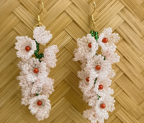 1月25日，在家能做的兼職正規(guī)，手工飾品加工廠掙錢，拿回家做的手工項目，手工之家是合作人員居家掙錢的依靠，圖為串珠米珠繡手工產品剪影