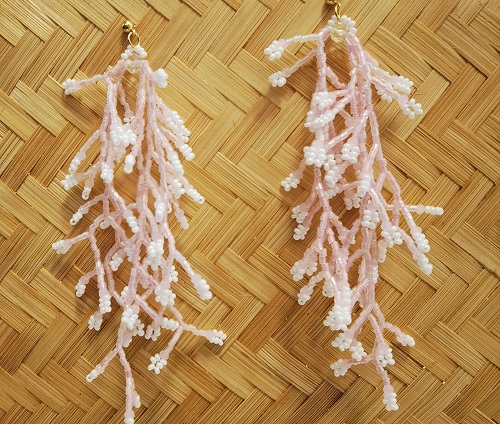 1月29日，靈活就業(yè)好副業(yè)，手工活加工外發(fā)回收，開飾品加工廠，手工之家的串珠純手工，加工銷售購買都值得，圖為串珠米珠繡手工產(chǎn)品剪影