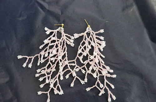 1月29日，靈活就業(yè)好副業(yè)，手工活加工外發(fā)回收，開飾品加工廠，手工之家的串珠純手工，加工銷售購買都值得，圖為串珠米珠繡手工產(chǎn)品剪影