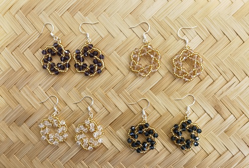 1月30日，家里干的手工活兼職，帶回家做的手工項(xiàng)目，開飾品加工廠，手工之家的合作方式很多，圖為串珠米珠繡手工產(chǎn)品剪影