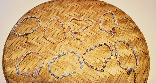 1月31日，手工活外發(fā)加工正規(guī)的廠家，開飾品加工廠，靈活就業(yè)創(chuàng)業(yè)，在手工之家，真實(shí)和共贏是合作的基礎(chǔ)，圖為飾品類串珠純手工產(chǎn)品剪影