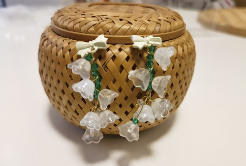 2月1日，手工活外發(fā)一手貨源，開飾品加工廠，在家兼職手工活掙錢，手工之家始終與合作人員一起努力，圖為串珠米珠繡手工產(chǎn)品剪影