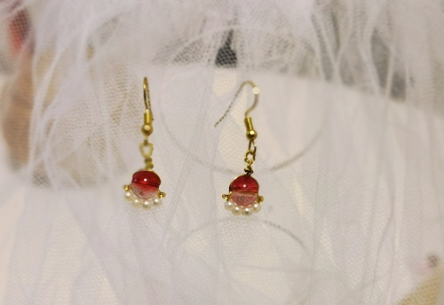 2月2日，兼職手工活可以帶回家做的，開飾品加工廠，居家手工項目，產(chǎn)品質(zhì)量是手工之家和合作人員發(fā)展、收獲的保障，圖為串珠米珠繡手工產(chǎn)品剪影