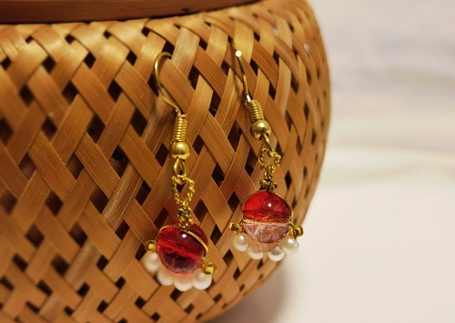 2月2日，兼職手工活可以帶回家做的，開飾品加工廠，居家手工項目，產(chǎn)品質(zhì)量是手工之家和合作人員發(fā)展、收獲的保障，圖為串珠米珠繡手工產(chǎn)品剪影