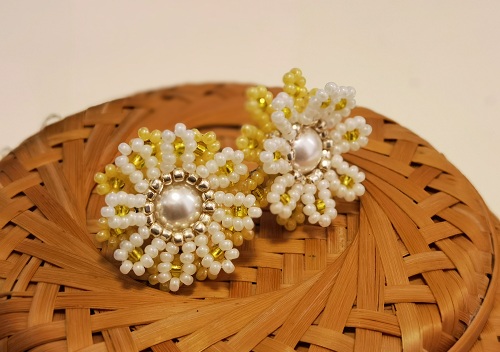 2月3日，手工活兼職可帶回家，開手工飾品加工廠，手工活接單平臺，在手工之家，這里適合合作、也有好收人，圖為串珠米珠繡手工產(chǎn)品剪影