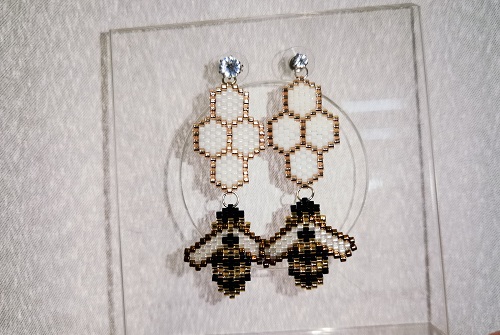 2月4日，手工活外發(fā)加工怎么找貨源，想接正規(guī)廠家的手工，開(kāi)飾品加工廠，在手工之家，創(chuàng)新始終是發(fā)展的重要保障，圖為串珠米珠繡手工產(chǎn)品剪影