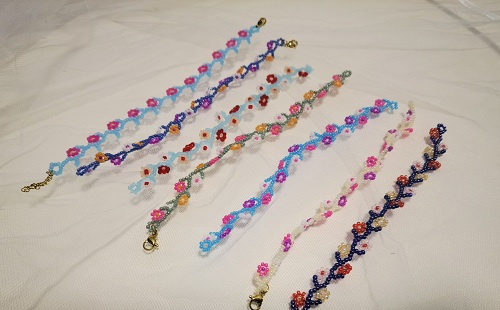 2月17日，家里干的手工活兼職，在家做的好副業(yè)，手工飾品加工廠，在手工之家，了解后的合作更穩(wěn)定長(zhǎng)久，圖為串珠米珠繡手工產(chǎn)品剪影