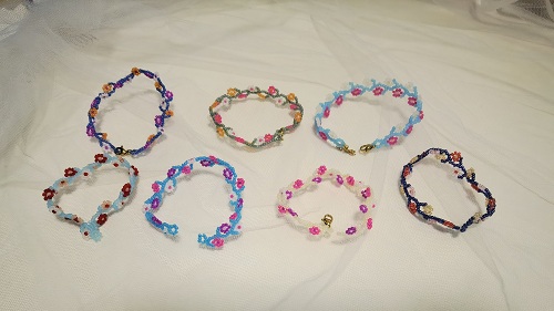 2月17日，家里干的手工活兼職，在家做的好副業(yè)，手工飾品加工廠，在手工之家，了解后的合作更穩(wěn)定長(zhǎng)久，圖為串珠米珠繡手工產(chǎn)品剪影