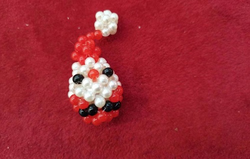 2月20日，手工兼職在家做，拿回家做的手工副業(yè)，開飾品加工廠，手工之家努力讓每一個合作人員都有好收入，圖為串珠米珠繡手工產(chǎn)品剪影