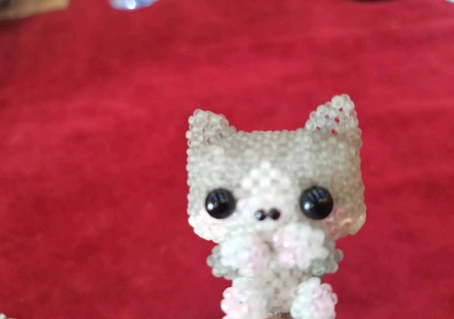 2月21日，手工活兼職招聘信息，居家靈活就業(yè)副業(yè)，開飾品加工廠，手工之家的純手工項目，加工銷售都好做，圖為串珠米珠繡手工產品剪影