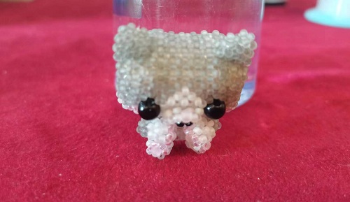 2月21日，手工活兼職招聘信息，居家靈活就業(yè)副業(yè)，開飾品加工廠，手工之家的純手工項目，加工銷售都好做，圖為串珠米珠繡手工產品剪影