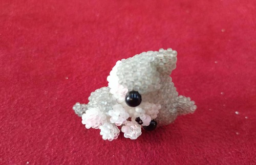 2月21日，手工活兼職招聘信息，居家靈活就業(yè)副業(yè)，開飾品加工廠，手工之家的純手工項目，加工銷售都好做，圖為串珠米珠繡手工產品剪影