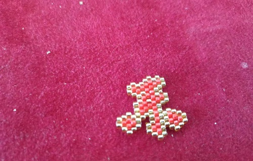 2月22日，兼職手工活外發(fā)加工在家可做，在家掙錢的好副業(yè)，開飾品加工廠，在手工之家，要掙錢就要行動(dòng)起來，圖為串珠米珠繡手工產(chǎn)品剪影